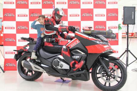 バイク王、開運戦士ブレイバーンに“戦術車両”として特 バイク王、開運戦士ブレイバーンに“戦術車両”として特