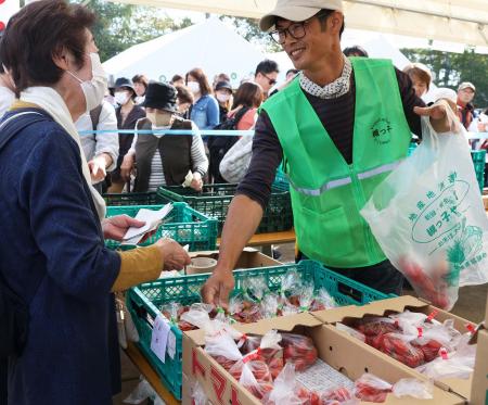 例年約5000人が来場する高槻産の新鮮野菜が並ぶ農林業 例年約5000人が来場する高槻産の新鮮野菜が並ぶ農林業