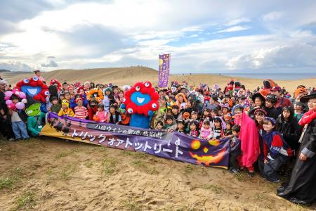 約2,800人が鳥取砂丘を大仮装パレード!AKB48徳永さん 約2,800人が鳥取砂丘を大仮装パレード!AKB48徳永さん