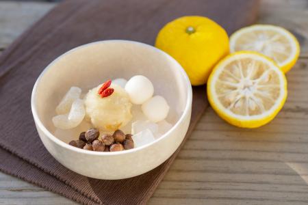 旬の黄柚子を贅沢に使った「柚子白玉あんみつ」を 202 旬の黄柚子を贅沢に使った「柚子白玉あんみつ」を 202