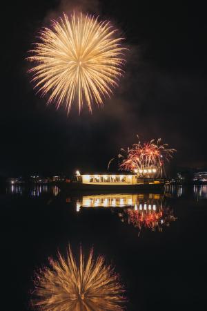 凛とした富士と、煌めく冬花火 河口湖唯一の屋utf-8 凛とした富士と、煌めく冬花火 河口湖唯一の屋utf-8