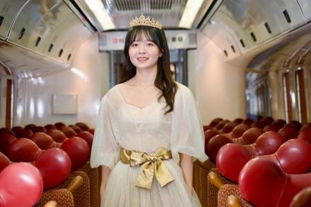 「特急ソニック号」列車内ウェディングファッションシ 「特急ソニック号」列車内ウェディングファッションシ