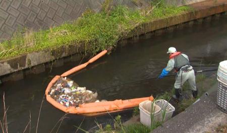 富山市の住宅街を流れるがめ川に『オイルフェンス』を 富山市の住宅街を流れるがめ川に『オイルフェンス』を