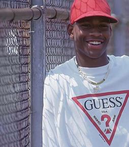 GUESS JEANS、バスケットボールレジェンドアレン・ア GUESS JEANS、バスケットボールレジェンドアレン・ア