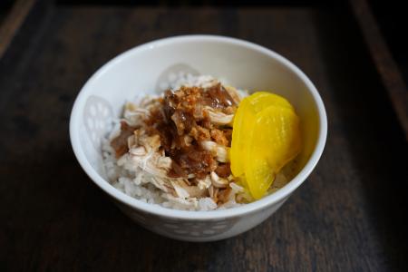 【新メニュー】11/1(土)より鶏肉飯(ジーロー飯)販売開 【新メニュー】11/1(土)より鶏肉飯(ジーロー飯)販売開