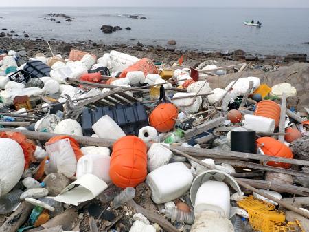 対馬の海岸に大量に漂着した漁網・プラごみを回収へ  対馬の海岸に大量に漂着した漁網・プラごみを回収へ