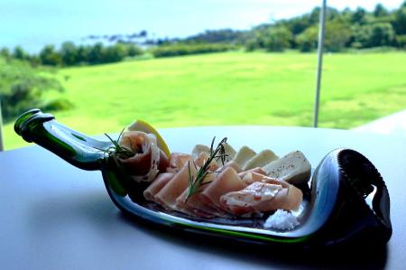 廃棄されるワインボトルをテーブルアートに──(株)ソム 廃棄されるワインボトルをテーブルアートに──(株)ソム