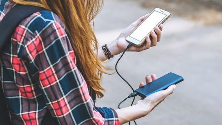 モバイルバッテリーを持ち歩いている人は36% 正しい モバイルバッテリーを持ち歩いている人は36% 正しい