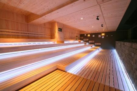 花園近鉄ライナーズの選手が「熱波師」として登場 花園近鉄ライナーズの選手が「熱波師」として登場