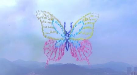 国内初、昼間の空を彩る新感覚ドローンショー レッド 国内初、昼間の空を彩る新感覚ドローンショー レッド