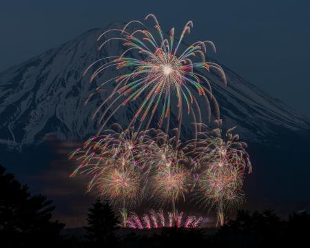 <花火が創る究極の絶景>世界遺産・富士山に日本のト <花火が創る究極の絶景>世界遺産・富士山に日本のト