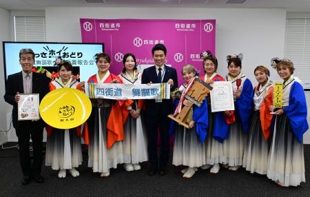 よさこいチーム「四街道舞謳歌」が四街道市長を表敬訪 よさこいチーム「四街道舞謳歌」が四街道市長を表敬訪