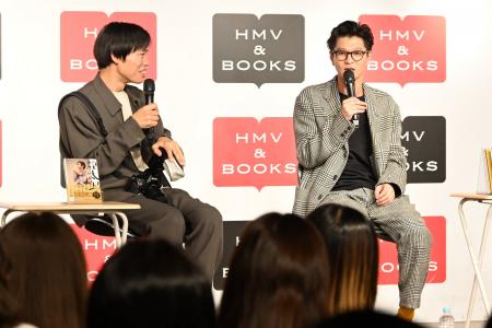 モグライダー・芝大輔の初書籍『煙太郎』囲み取材&刊 モグライダー・芝大輔の初書籍『煙太郎』囲み取材&刊