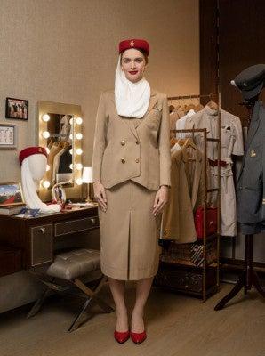 機能と美しさを両立―エミレーツ客室乗務員の制服の進 機能と美しさを両立―エミレーツ客室乗務員の制服の進