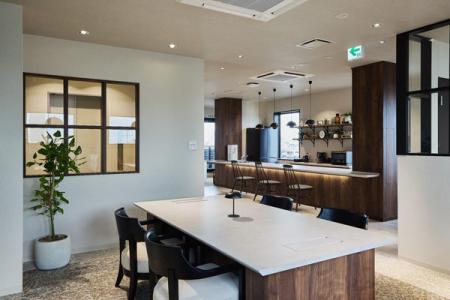 街の雰囲気と調和した空間で多様な働き方を叶えるシェ 街の雰囲気と調和した空間で多様な働き方を叶えるシェ