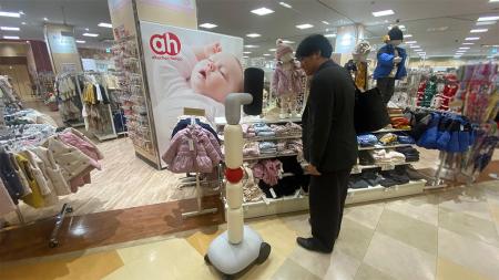 アバターロボット「newme」を活用した新たな接客サー アバターロボット「newme」を活用した新たな接客サー