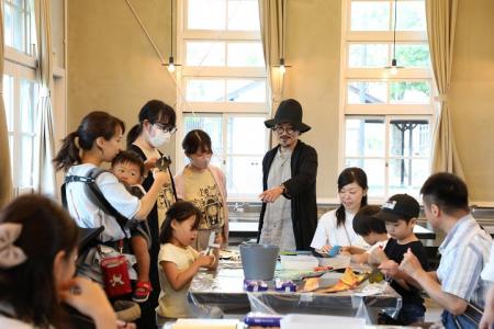 人気の絵本作家と一緒に、自分だけのTシャツやランド 人気の絵本作家と一緒に、自分だけのTシャツやランド