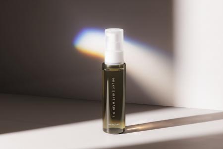 水と混ぜてミルクに変化。その日の気分や髪の状態に合 水と混ぜてミルクに変化。その日の気分や髪の状態に合