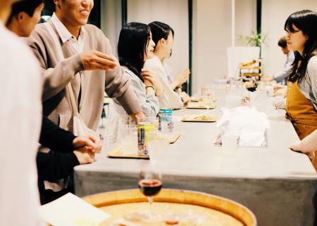 お客さまもスタッフも20代限定『スナックこのごろ』が お客さまもスタッフも20代限定『スナックこのごろ』が