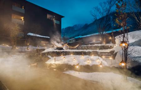【界 奥飛騨】合掌造りから生まれた雪夜の光。かまく 【界 奥飛騨】合掌造りから生まれた雪夜の光。かまく