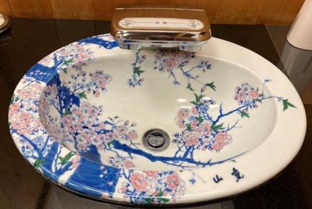 トイレの日|老舗日本料理店が誇る「有田焼のトイレ」 トイレの日|老舗日本料理店が誇る「有田焼のトイレ」