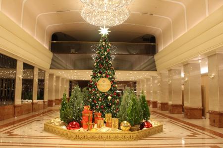 京王プラザホテルに灯る“赤とゴールドの森”- 高さ約5m 京王プラザホテルに灯る“赤とゴールドの森”- 高さ約5m