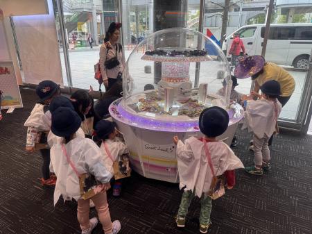 地域の保育園児が「スウィートランド」で「トリック・ 地域の保育園児が「スウィートランド」で「トリック・