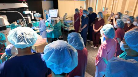 “見える感動”の現場へ。全国の眼科医多数が先進会眼科 “見える感動”の現場へ。全国の眼科医多数が先進会眼科