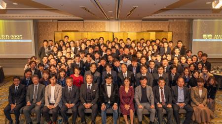 明豊エンタープライズグループの年間優秀社員を表彰す 明豊エンタープライズグループの年間優秀社員を表彰す