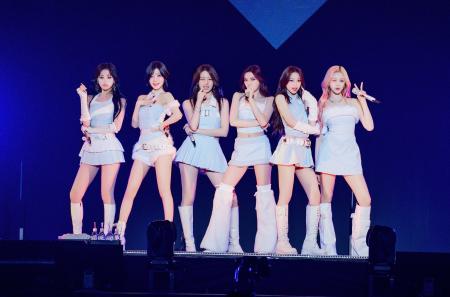 話題曲を世界初パフォーマンス!昨年4月のデビューか 話題曲を世界初パフォーマンス!昨年4月のデビューか