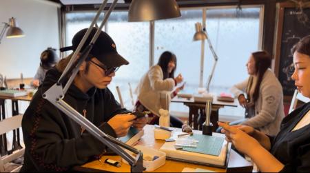 茅ヶ崎のレザー工房「Bluno」で地域交流型ワークショ 茅ヶ崎のレザー工房「Bluno」で地域交流型ワークショ