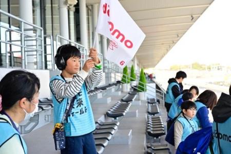 迫力あるエンジン音と緊張感ただようピットの中で“プ 迫力あるエンジン音と緊張感ただようピットの中で“プ