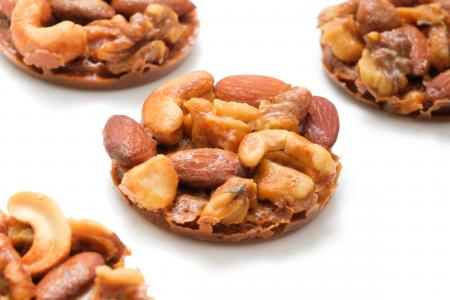 甘さの奥にほんのり塩味。濃厚キャラメルとナッツの旨 甘さの奥にほんのり塩味。濃厚キャラメルとナッツの旨