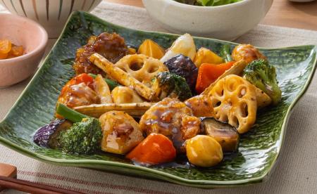 冬野菜を黒酢あんで楽しむ「季節の野菜と豚と鶏つくね 冬野菜を黒酢あんで楽しむ「季節の野菜と豚と鶏つくね