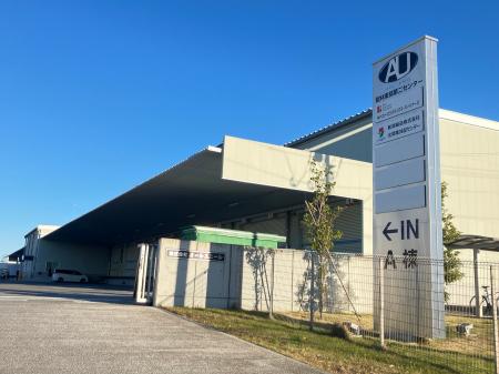 亀田製菓株式会社の子会社 新潟輸送株式会社と菓子共 亀田製菓株式会社の子会社 新潟輸送株式会社と菓子共