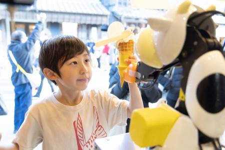 販売数2倍・人件費11%削減のソフトクリームロボ「モ 販売数2倍・人件費11%削減のソフトクリームロボ「モ