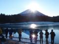 水面に伸びる“陽の光”と“ダブルダイヤモンド富士”で迎 水面に伸びる“陽の光”と“ダブルダイヤモンド富士”で迎