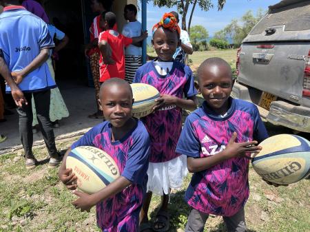 「Blue Ties」活動、スポーツ用品382点をケニア2村へ 「Blue Ties」活動、スポーツ用品382点をケニア2村へ