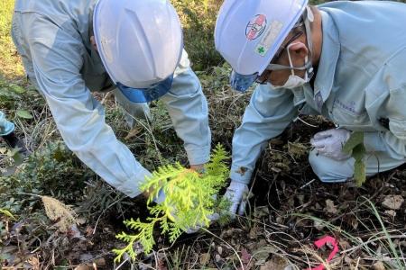 日本管財環境サービスが森林保全の交流会で植樹を体験 日本管財環境サービスが森林保全の交流会で植樹を体験
