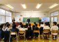 佐賀市・中川副小学校で「プラスマLIFEさが」アップサ 佐賀市・中川副小学校で「プラスマLIFEさが」アップサ