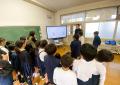 佐賀市・中川副小学校で「プラスマLIFEさが」アップサ 佐賀市・中川副小学校で「プラスマLIFEさが」アップサ