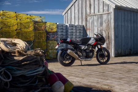 トライアンフから、遂に登場したカフェレーサーのThru トライアンフから、遂に登場したカフェレーサーのThru