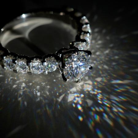 モアサナイトの心踊る輝きを大切な方へ。ブリジャール モアサナイトの心踊る輝きを大切な方へ。ブリジャール