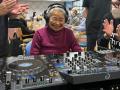最高年齢97歳の高齢者もDJに挑戦!AlphaThetaが介護施 最高年齢97歳の高齢者もDJに挑戦!AlphaThetaが介護施