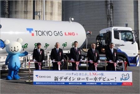 「パッチョ」デザインのLNGローリー車でLNGをお届けし 「パッチョ」デザインのLNGローリー車でLNGをお届けし