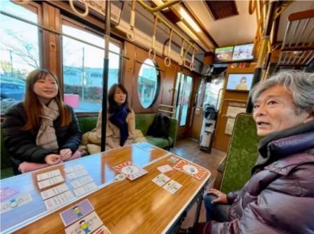 とさでん貸切電車内で高齢者の“思い出”を語り合う昭和 とさでん貸切電車内で高齢者の“思い出”を語り合う昭和