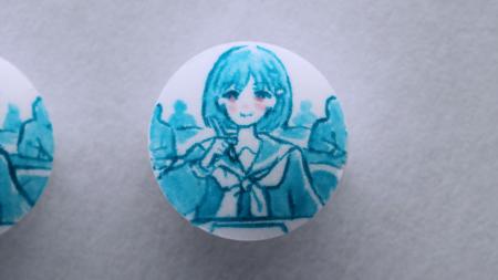 美大生が330時間をかけ332粒のラムネにイラストを描く 美大生が330時間をかけ332粒のラムネにイラストを描く