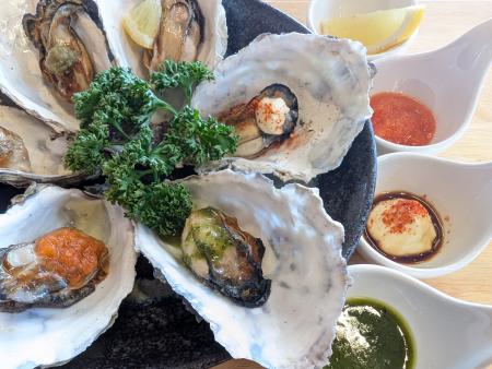 「次はどの味にする?」知多半島・海沿い牡蠣小屋で平 「次はどの味にする?」知多半島・海沿い牡蠣小屋で平