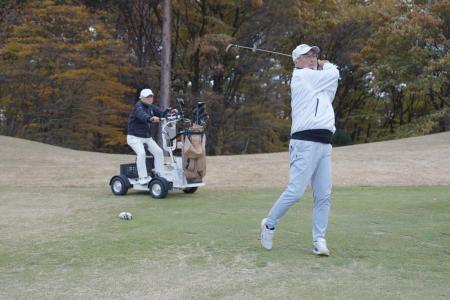 100台のフェアウェイ乗入れ一人乗りカート「G-CAutf-8 100台のフェアウェイ乗入れ一人乗りカート「G-CAutf-8