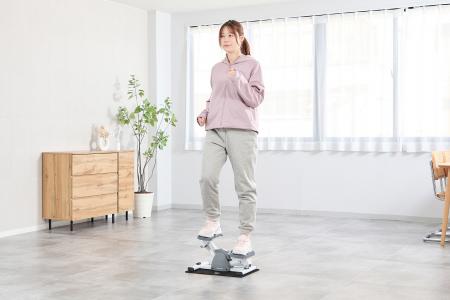 「座り過ぎ」対策に その場足踏みで全身運動ができる 「座り過ぎ」対策に その場足踏みで全身運動ができる